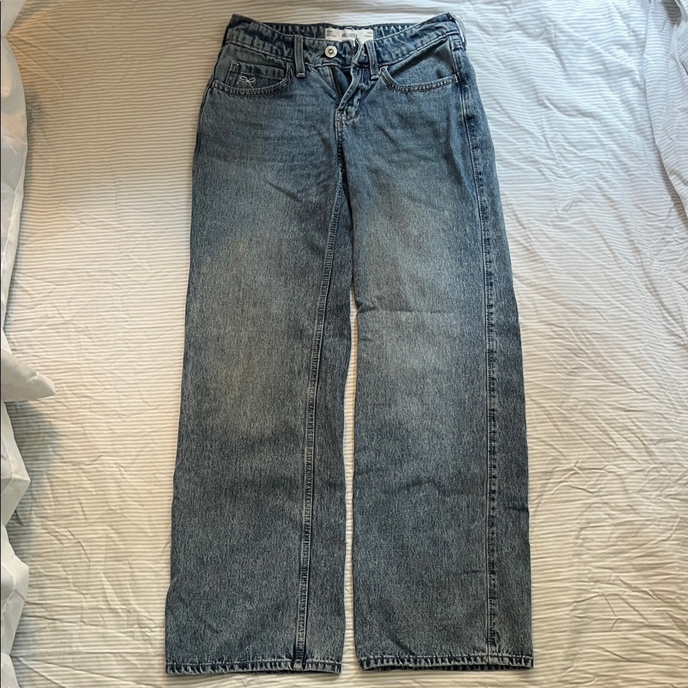 Hollister Low-Rise baggy jeans.